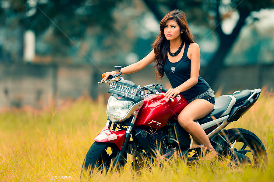 যে ভাবে লেডি বাইকারের বন্ধু হবেন?